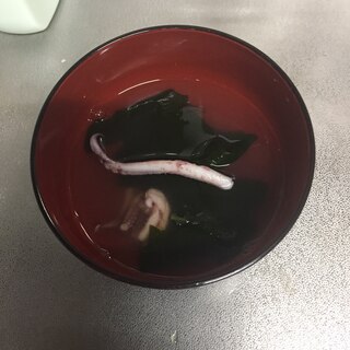 イカのゲソとわかめのお吸い物！